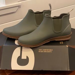 Woman’s Sweetpea BOGS new size 10